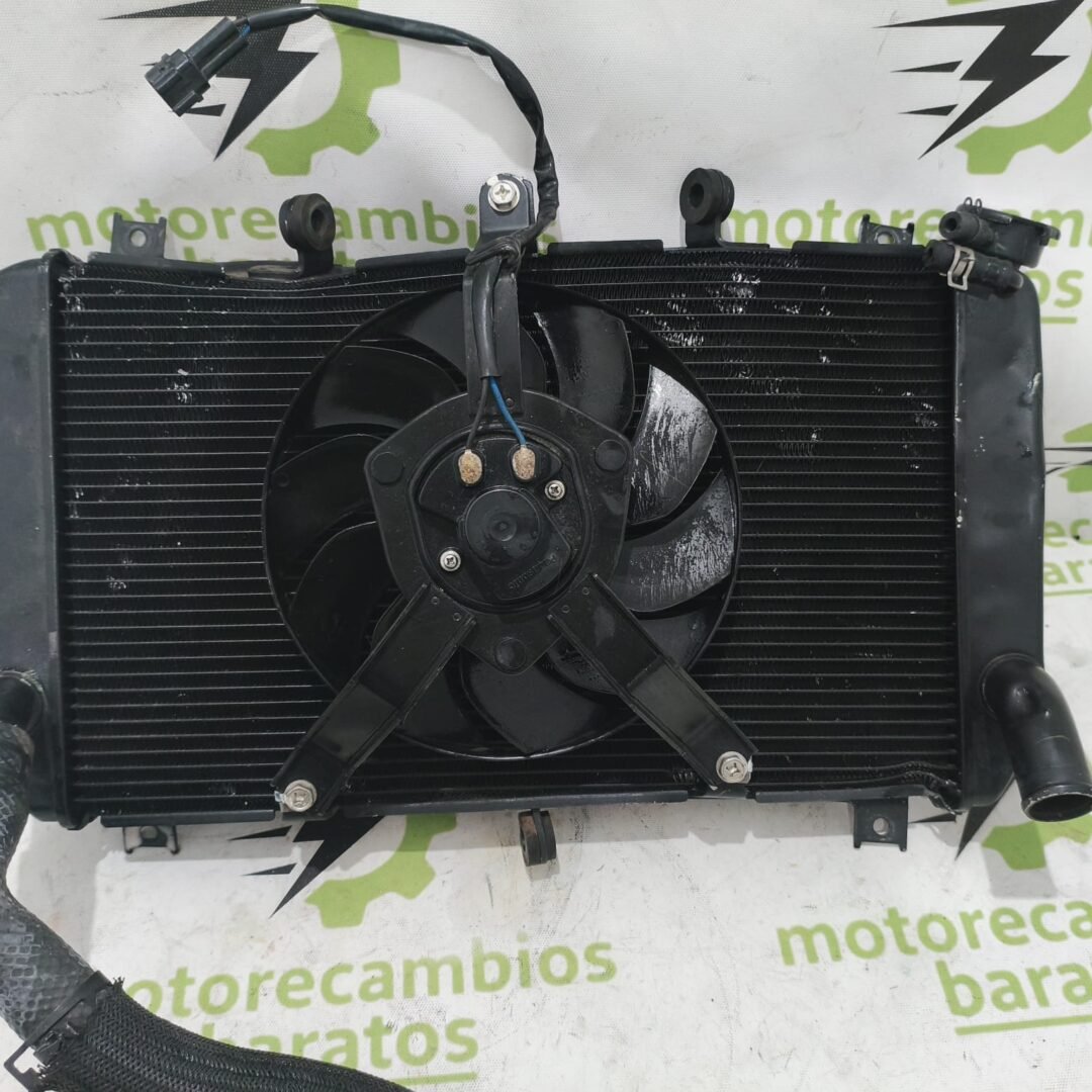 Radiador original Yamaha MT-09 de segunda mano en buen estado