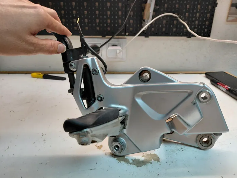 Estribera BMW F800, pedal